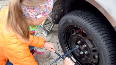 Eine frau wechselt autoräder