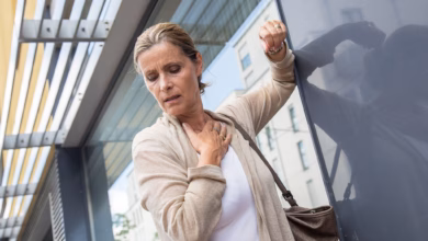 Eine frau ringt nach atem