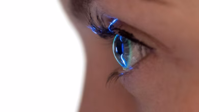 Das auge einer patientin beim augenarzt