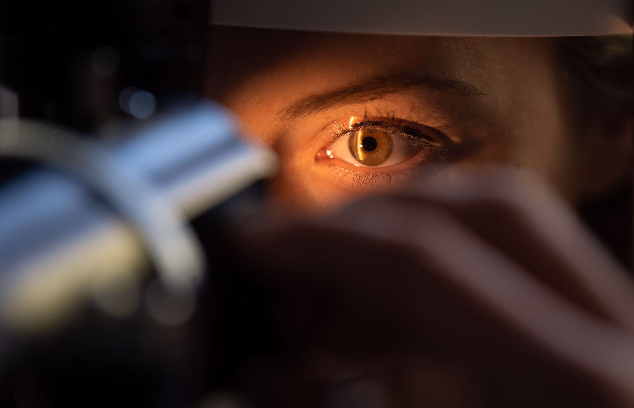 Das auge einer frau bei einer augenuntersuchung
