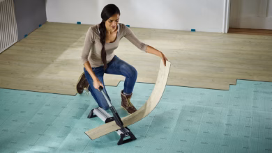 Frau verlegt boden auf einer trittschalldämmung