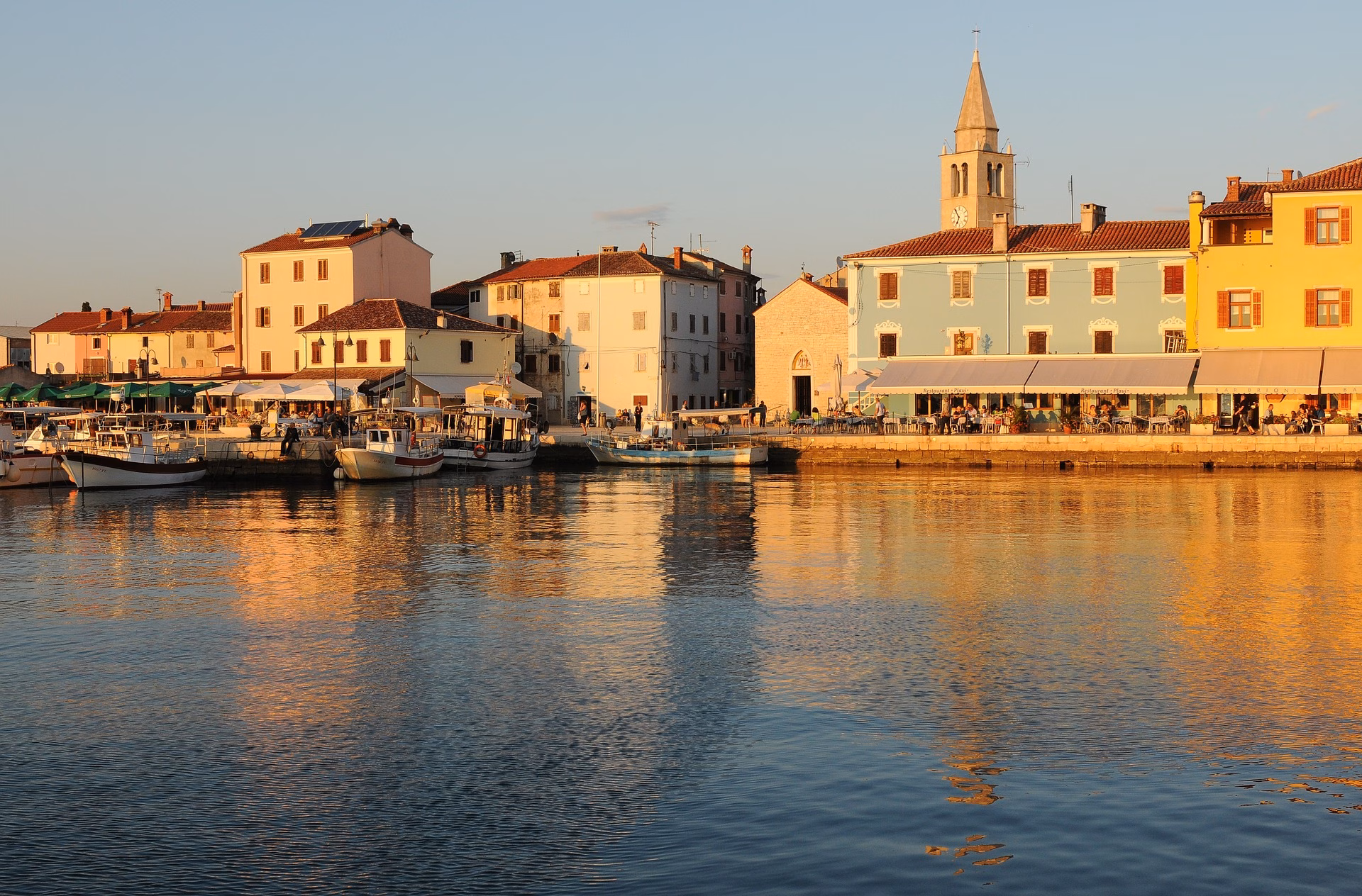 Blick auf den Hafen von Fažana im Abendlicht. Bild: Pixabay/Myrianmarchesich