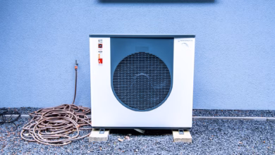 Eine wärmepumpe vor einem wohnhaus