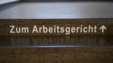 Schriftzug «zum arbeitsgericht» auf einer treppenstufe