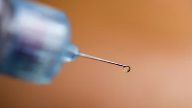 Ein tropfen insulin an einer nadelspitze