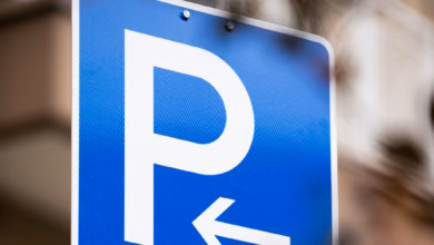 Parkschild mit richtungspfeil