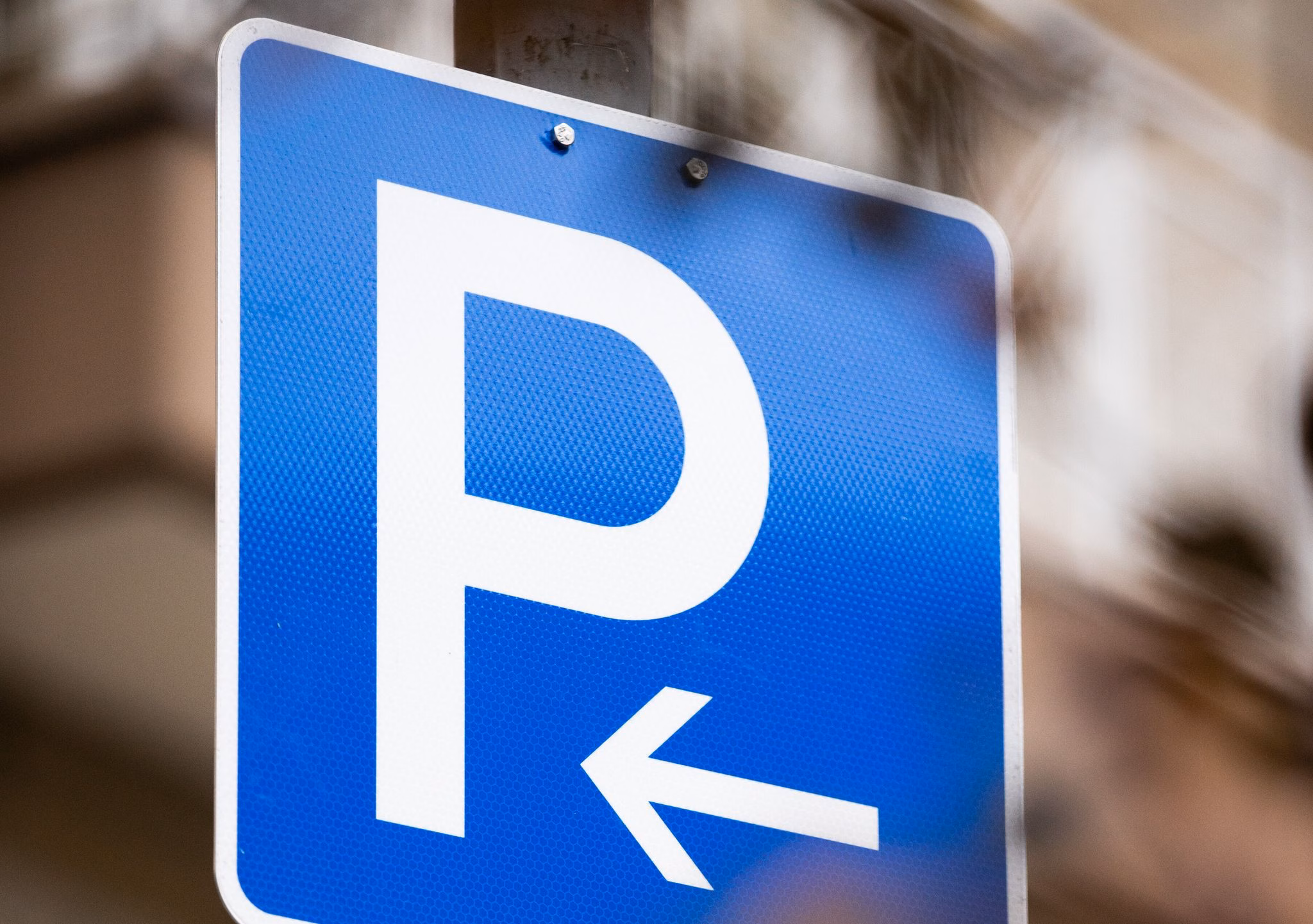 Parkschild mit richtungspfeil