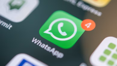 Das whatsapp logo auf einem smartphone