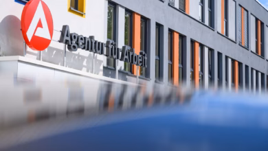 Der schriftzug «agentur für arbeit» ist an einem gebäude