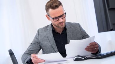 Ein mann sieht im büro in unterlagen
