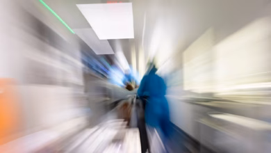 Pflegekräfte transportieren einen patienten einer intensivstation