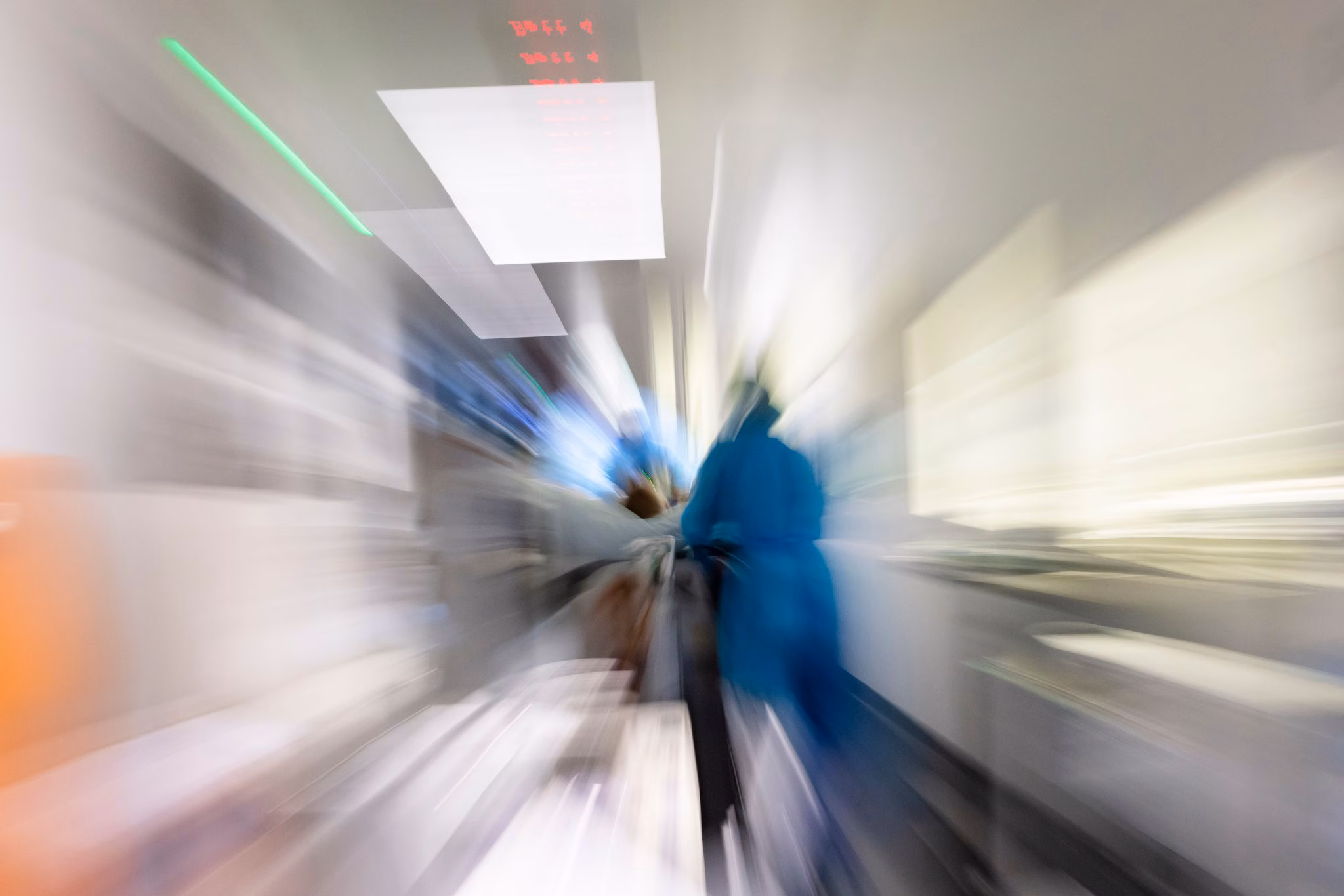 Pflegekräfte transportieren einen patienten einer intensivstation