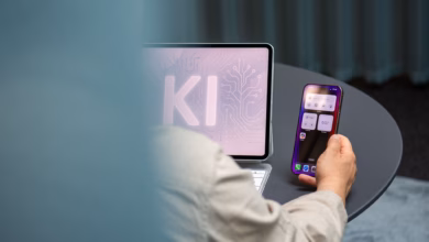 Ein mann nutzt einen ki assistenten auf einem ipad und iphone