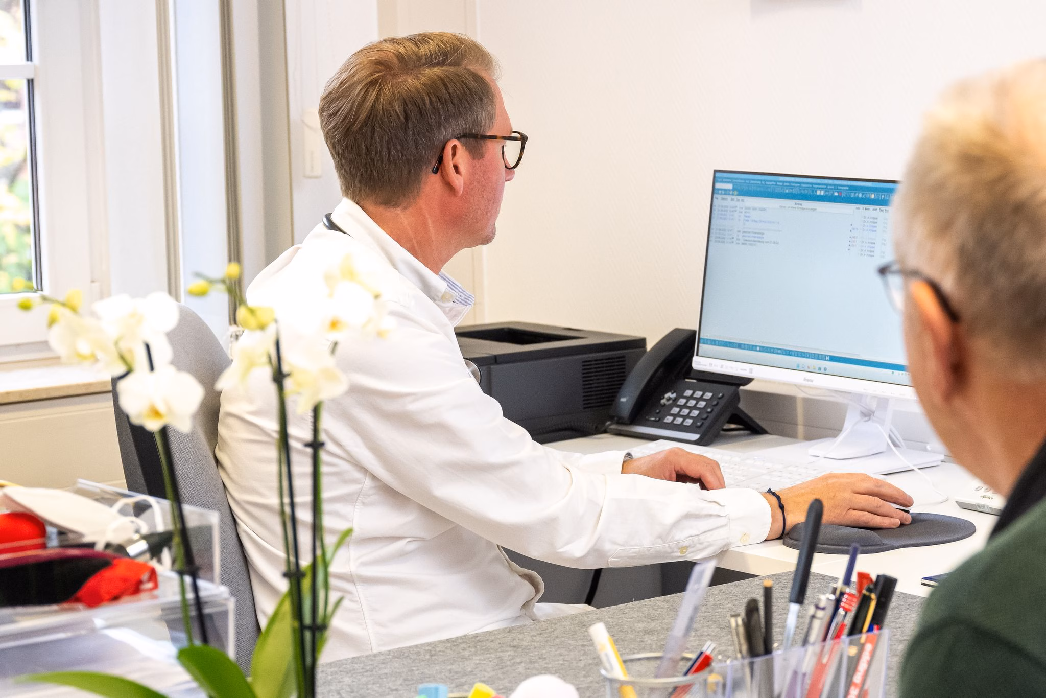 Arzt mit einem patienten bei einer sprechstunde