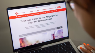 Eine frau nutzt die tickettool webseite der verbraucherzentrale
