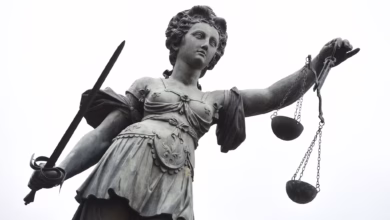 Eine bronzestatue der justitia in frankfurt am main