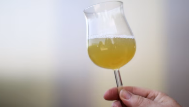 Eine frau hält ein glas mit traubensaft in der hand