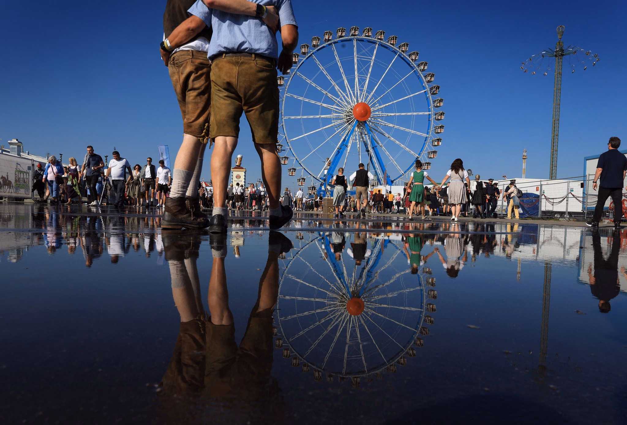 Oktoberfestbesucher und das riesenrad