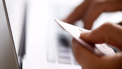 Eine person mit kreditkarte und laptop