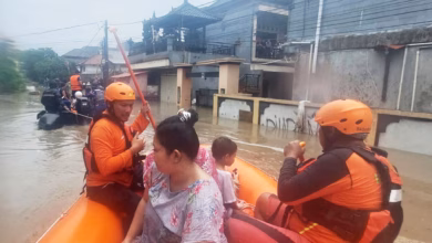 Retter beim evakuieren bei Überflutungen auf bali