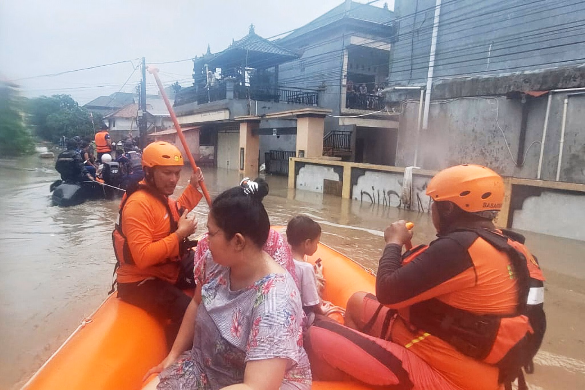 Retter beim evakuieren bei Überflutungen auf bali