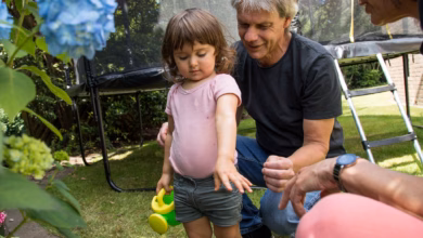 Großeltern spielen mit ihrer enkelin im garten