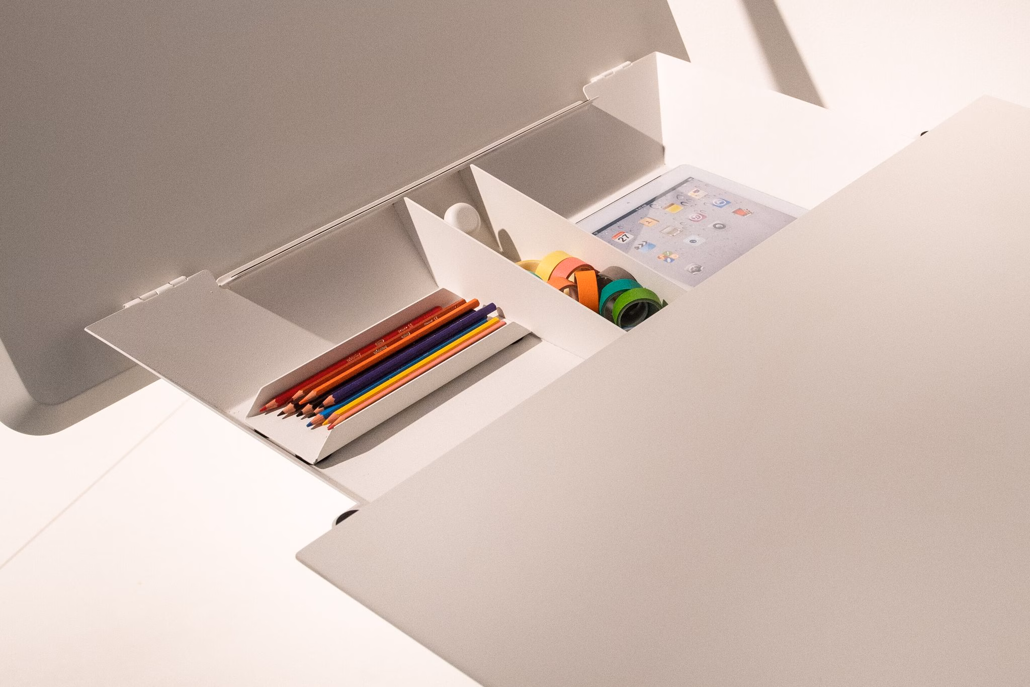 Hochklappbare schreibtischplatte mit stauraum