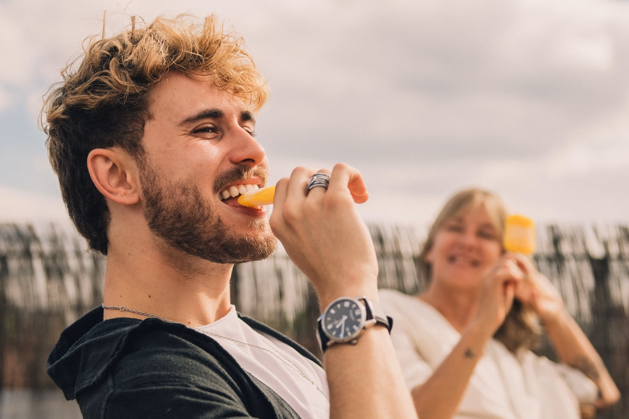 Mann isst ein eis am stiel