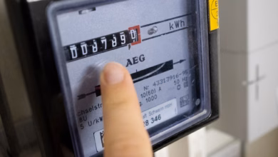 Eine person liest den stromverbrauch ab