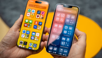 Ein mann nutzt ios 26 auf einem iphone