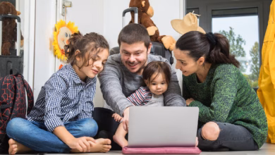 Eine familie plant ihren urlaub am laptop