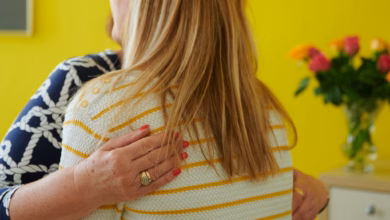 Zwei frauen umarmen sich