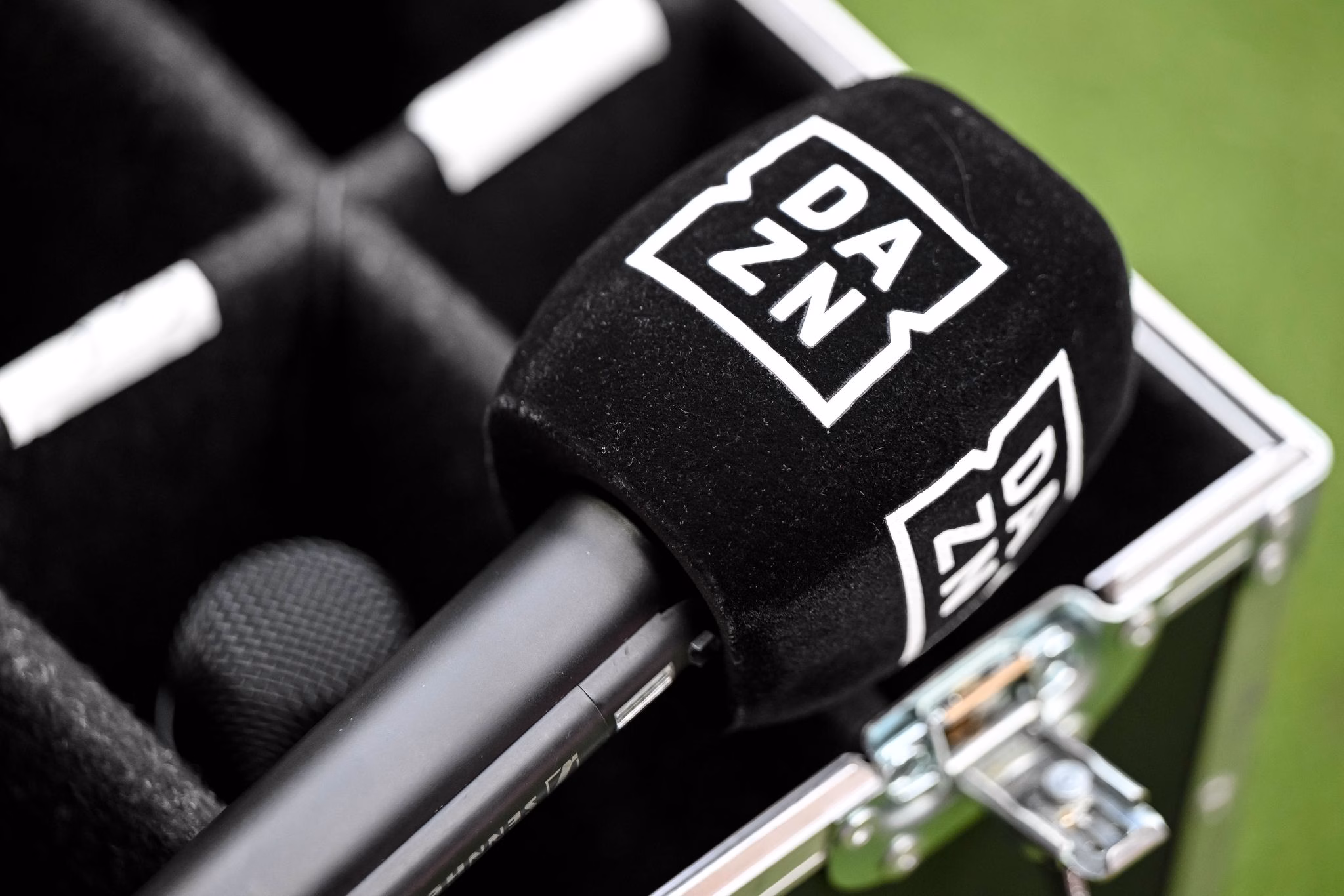 Ein mikrofon mit dem logo von dazn