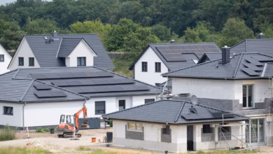 Neubauhäuser stehen in einer wohnsiedlung