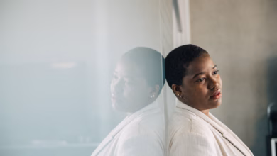 Eine frau lehnt nachdenklich an einer wand