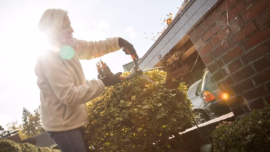 Eine frau beim rückschnitt