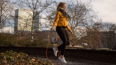 Eine frau trainiert mit einem springseil