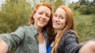 Zwei frauen posieren für ein selfie