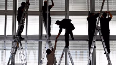 Silhouetten von arbeitern, die eine bühne abbauen