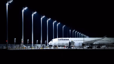 Ein flugzeug der lufthansa steht am flughafen münchen