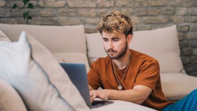 Ein mann blickt auf ein laptop