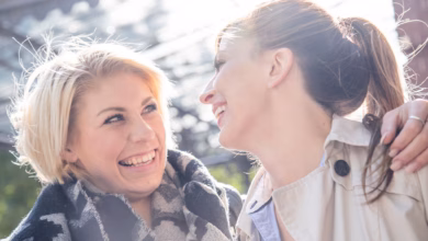 Zwei frauen lachen gemeinsam