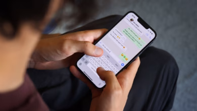 Jugendlicher schreibt eine whatsapp nachricht