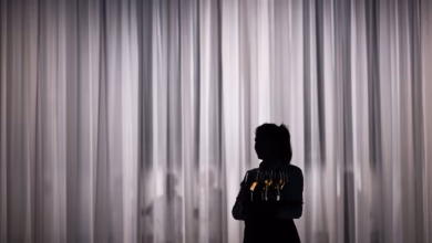 Eine servicemitarbeiterin steht vor einem hellen vorhang