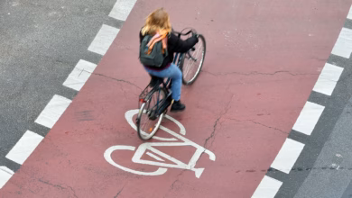 Eine frau fährt auf einem fahrradstreifen in einem kreisverkehr