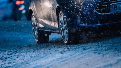 Ein auto fährt zur dunklen jahreszeit auf der straße