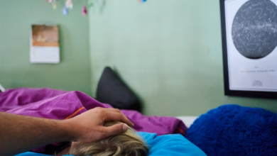 Ein vater legt seine hand auf den kopf eines kranken kindes