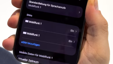 Ein mann aendert die sim karten einstellungen auf einem iphone