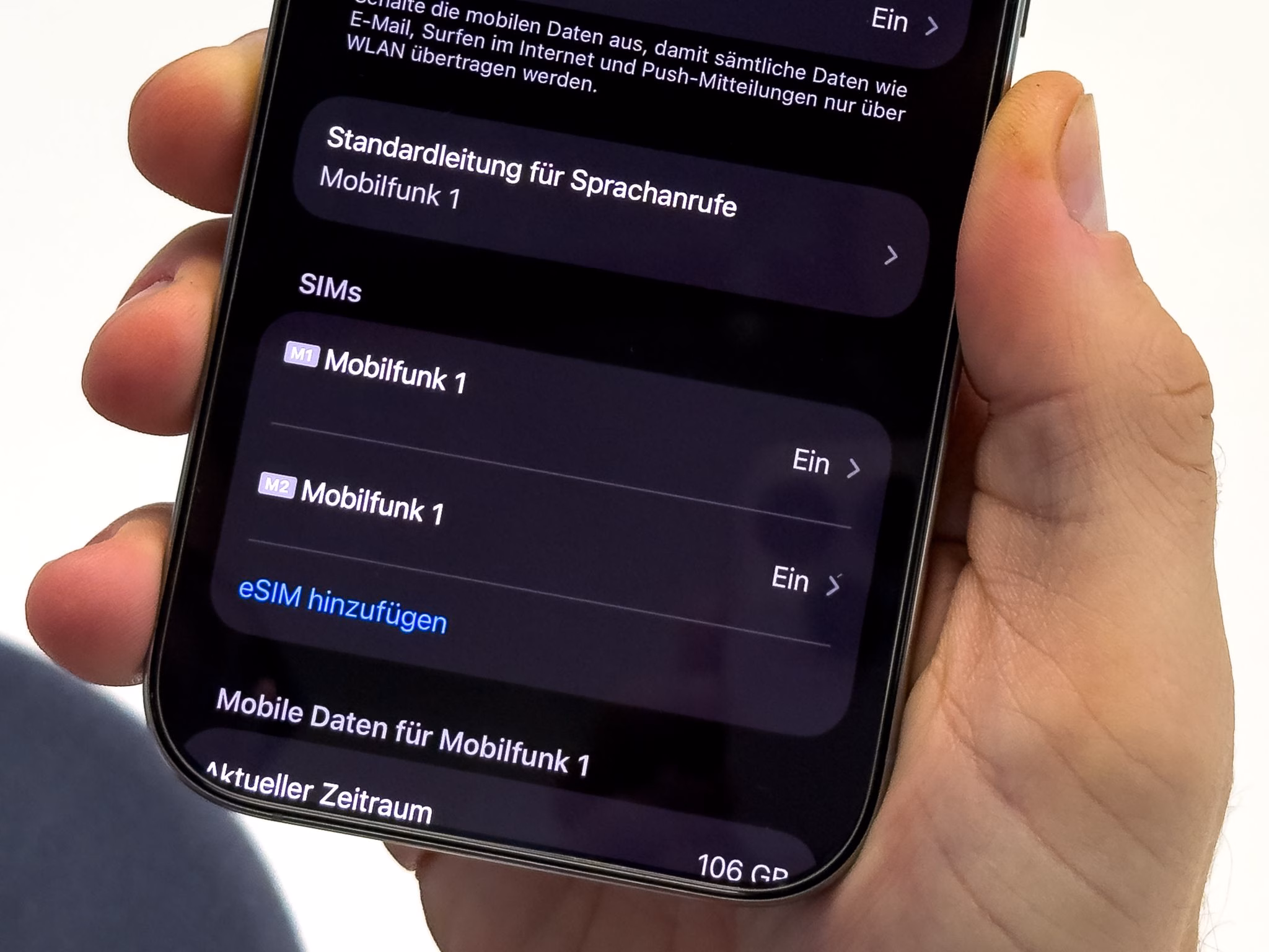 Ein mann aendert die sim karten einstellungen auf einem iphone