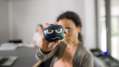 Eine frau nutzt im büro einen anti aggressionsball